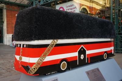 图为以皇室卫兵帽子为造型的巴士雕塑。