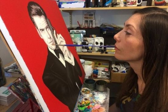 四肢瘫痪却不放弃梦想 残疾女子用嘴作画成职业画家