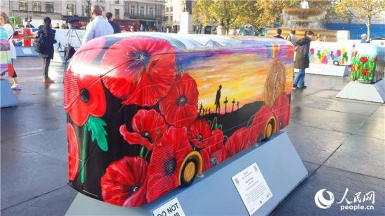 伦敦展示公交车雕塑 庆祝公交车之年（摄影：白天行）