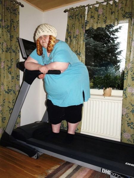芬兰肥胖艺术家拍搞笑照片博众人一笑