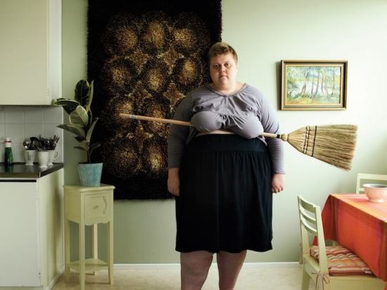 芬兰肥胖艺术家拍搞笑照片博众人一笑