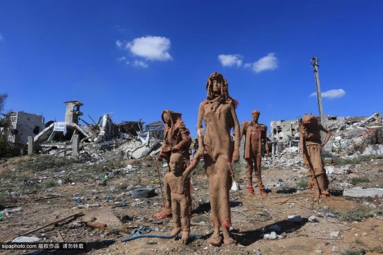 艺术家在巴以冲突废墟上建难民雕像群
