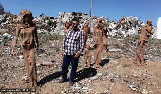 艺术家在巴以冲突废墟上建难民雕像群