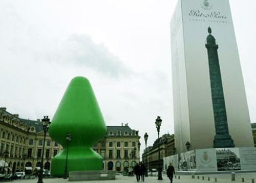 形似“性玩具”的充气艺术雕塑《树》