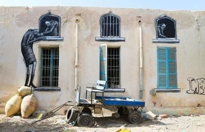 突尼斯小镇举行街头艺术展 以墙面为背景作画