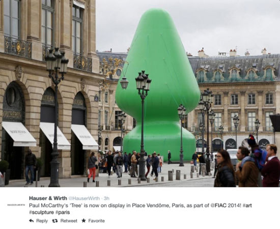 保罗·麦卡锡（Paul McCarthy）争议圣诞树在巴黎竖起