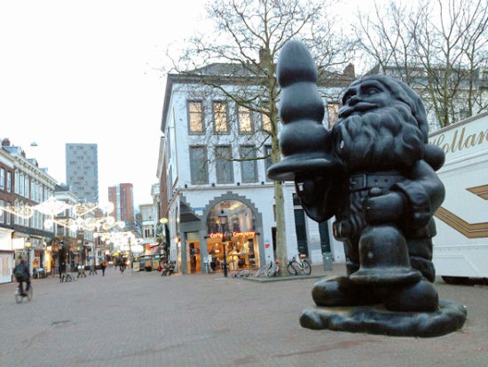 他曾在鹿特丹创作了一件圣诞老人作品