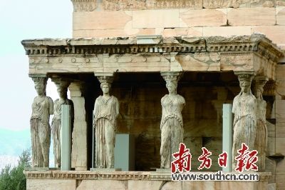伊瑞克提翁神殿“少女门廊”是用六座婷婷玉立的少女雕像代替石柱围绕而成。