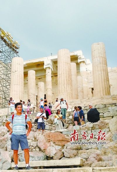 修缮中的雅典卫城山门。张东明 摄