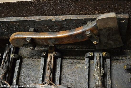 吸血鬼屠杀工具箱里面放着枪、斧头（如图）、木锥和十字架等一些十分诡异的工具。