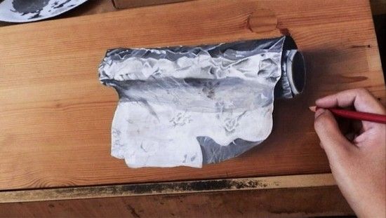 新加坡画家在木板上创作逼真三维幻象