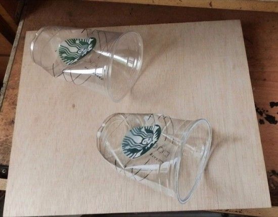 新加坡画家在木板上创作逼真三维幻象