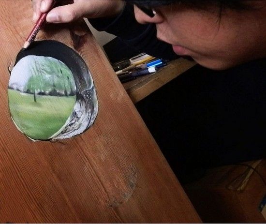新加坡画家在木板上创作逼真三维幻象