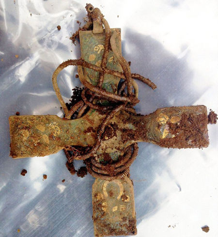 这批宝藏中还有一个早期的基督教银十字架，其年代可能追溯到9或10世纪。（网页截图）
