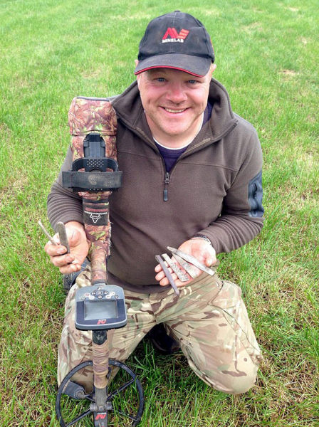 图为英国寻宝专家、金属探测器爱好者德里克·麦克伦南。（网页截图）