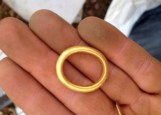 金戒指呈椭圆形，说明曾被人戴过。（网页截图）