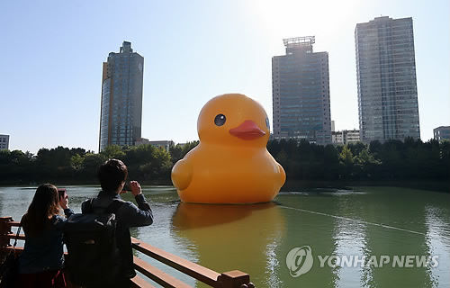 “2014年大黄鸭世界巡游”到首尔