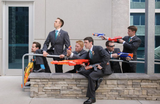 在Photoshop的帮助下，新郎斯塔克与伴郎们重现《华盛顿横渡特拉华河》场景，这是德国裔美国艺术家伊曼纽尔·戈特利布·洛伊策（Emanuel Gottlieb Leutze）1851年绘制的油画。