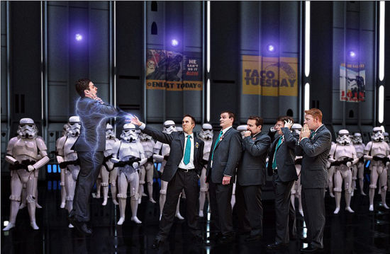 斯塔克与伴郎们重现《星球大战》中“隔空掐住”的场景。