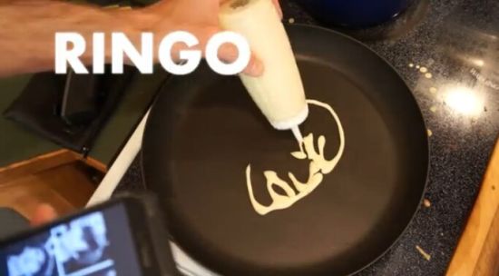 艺术家父亲烹制甲壳虫乐队形状薄饼引关注