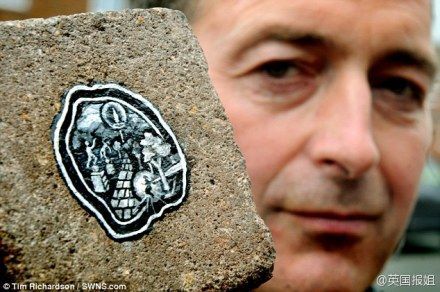 在口香糖顽渍上作画的艺术家