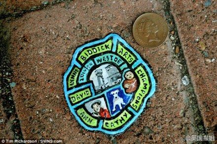 在口香糖顽渍上作画的艺术家