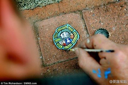 在口香糖顽渍上作画的艺术家