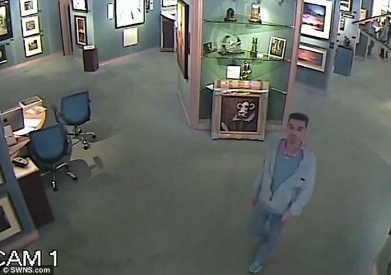 文艺贼搞笑偷艺术品：画框尺寸大 衣服底下塞不下