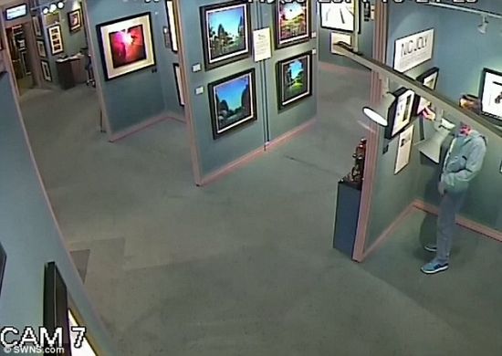 文艺贼搞笑偷艺术品：画框尺寸大 衣服底下塞不下