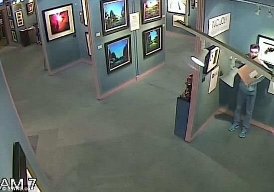 文艺贼搞笑偷艺术品：画框尺寸大 衣服底下塞不下