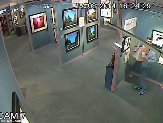 文艺贼搞笑偷艺术品：画框尺寸大 衣服底下塞不下