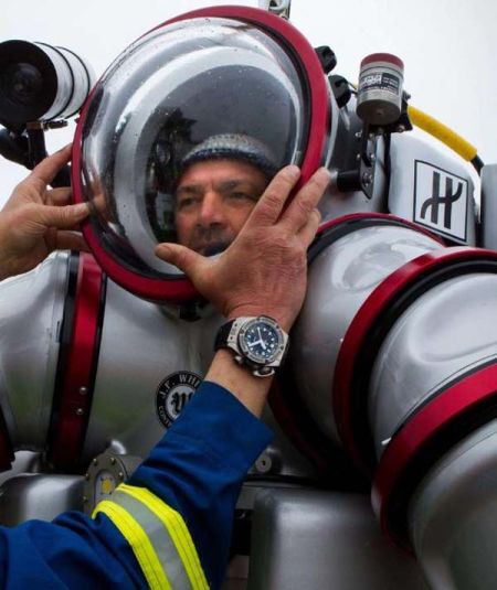 这件造价高达100万欧元的潜水服可使潜水员下潜至水下300米处。