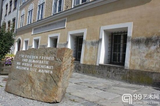 希特勒出生地和纪念碑 图片</p>

<p>　　据奥地利媒体《 Haaretz》报道，当地政府正在考虑把德国纳粹时期元首兼帝国总理阿道夫•希特勒出生的故居改建成一座博物馆。</p>

<p>　　阿道夫•希特勒1989年4月20日出生于奥地利小城因河畔布劳瑙(Braunau-Am-Inn)的一家小旅馆里。虽然在他出生后不久，希特勒就随父母搬离了这里，但每年仍有大量新纳粹分子从欧洲各地来到这里朝圣，纪念这位独裁者的诞辰。这所房子前立着一个石头纪念碑，是为了提醒人们希特勒在二战期间犯下的罪行以及纪念受害者。但是这座石碑在今年早些时候，曾被新纳粹主义者用油漆涂改。</p>

<p>　　目前，为了防止这栋建筑物最终落入新纳粹分子之手，当地政府每年都会拨款4000欧元给房子的所有者作为补贴。</p>

<p>　　把希特勒出生的房子变成博物馆的方案是历史学家Andreas Maislinger 提出的。他在接受采访时说，“只有当这所房子变成一个醒目的、公正的反纳粹主义标志，才能真正让新纳粹们远离这里。”他的提议获得了广泛的支持，其中包括奥地利内务部长以及好莱坞制片人Branko Lustig。因河畔布劳瑙的市长表示，“这不是件容易的事，但是这个构想非常棒。”</p>

<p>　　其他一些提议，例如把这里拆除、并改建为豪华公寓的提议则没有获得太多支持。</p>

<p>　　据悉，二战结束后，这座建筑物曾先后被改成银行、作坊、图书馆、学校和残障人士之家。而在最近的三年里，这所房子一直空着。奥地利政府将在数周内作出决定。</p>
<!-- publish_helper_end -->
                 

					<div class=