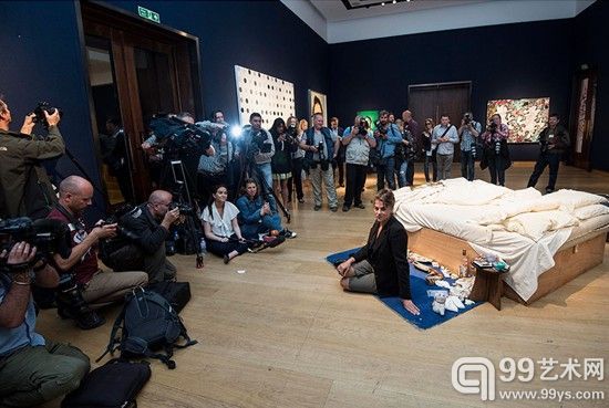 翠西▪艾敏的代表作品《我的床》