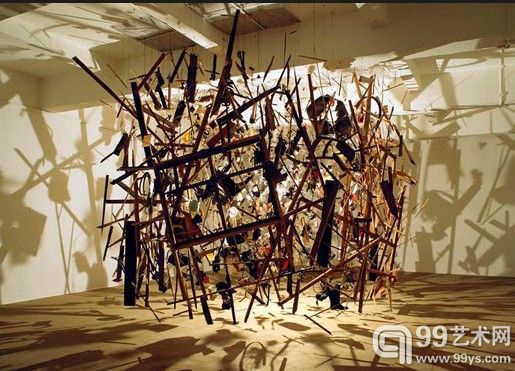 科妮莉亚•帕克(Cornelia Parker)的装置作品《Cold Dark Matter》(1991)