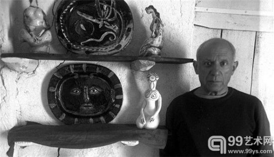 图片</p>

<p>　　《路透社》消息，奥地利警方日前破获了一起售卖假毕加索作品的恶性案件，并呼吁受害者立即与警方取得联系。</p>

<p>　　奥地利警察局官网上的新闻稿证实，一伙塞尔维亚人在维也纳的一家咖啡馆里进行假毕加索画作的交易。他们伪造了授权书，售出的假画金额高达30万欧元。目前，这个诈骗团伙已经全部落网。</p>

<p>　　案件中受害者的人数尚无法确定，奥地利警方现鼓励社会各界人士提供线索。其官方声明提到，“维也纳警方怀疑还有类似造假交易的案件，希望潜在的受害者能够联络警方并协助调查。”</p>

<p>　　事实上，毕加索的画作历来就很难鉴别真伪，因为艺术家很少在画布上签名。更不利的是，由他的5个孩子组成的授权委员会因为意见不合已经于1993年解散。其中2名毕加索的后人开始独自发放授权书，从而造成了市场的混乱。也正因为如此，毕加索的作品常常成为造假团伙伪造的对象。</p>

<p>&nbsp;</p>
<!-- publish_helper_end -->
                 

					<div class=