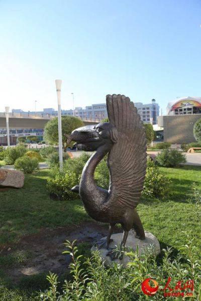 哈萨克斯坦首都阿斯塔纳城市雕塑 人民网记者 赵亚辉 摄