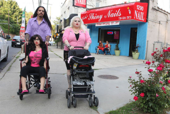 曼斯菲尔德与丈夫常常用推车推着真人大小的玩偶上街。