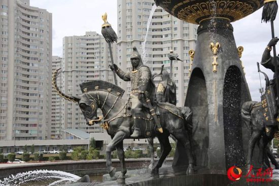 哈萨克斯坦首都阿斯塔纳国家博物馆外雕塑 人民网记者 赵亚辉 摄