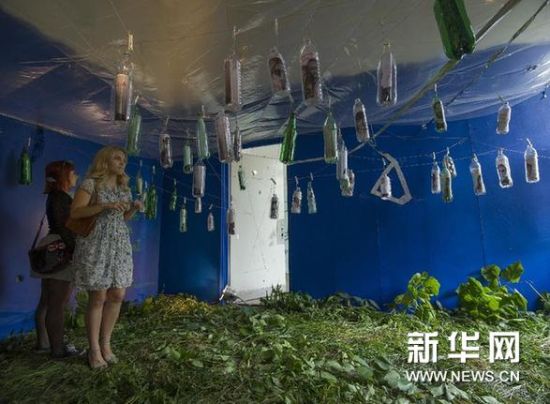 8月31日，在克罗地亚首都萨格勒布，观众参观第五届街头艺术展。新华网图片 米绍·利沙宁 摄