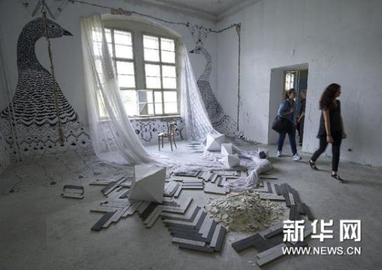 8月31日，在克罗地亚首都萨格勒布，观众参观第五届街头艺术展。新华网图片 米绍·利沙宁 摄