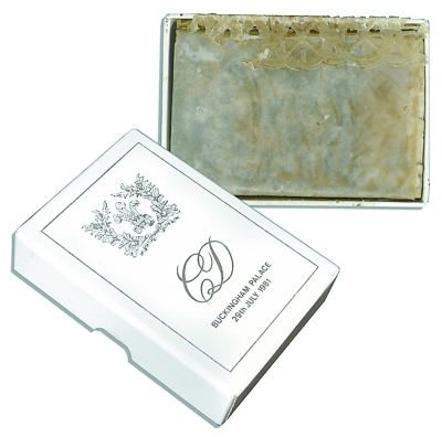 查尔斯和戴安娜33年前婚礼蛋糕拍卖，一块拍出1375美元