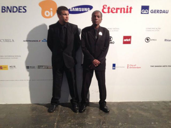 展牌前遮挡以色列标识的保安