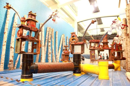 王迈 釜山海峡， 装置， 墙纸 / PVC / 798 旧木模 / 铁皮 / 雕塑， 尺寸可变， 2014