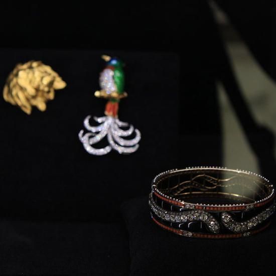 欣赏古董艺术品