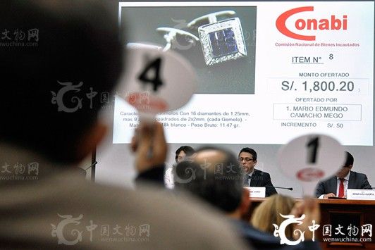 本次珠宝拍会共持续了两天的时间，上拍珍品包括39块手表、76对袖扣、18枚戒指和一块18克拉的黄金珍宝。各类藏品涵盖范围较广，从钥匙链到领带夹，其中大部分珍品均镶嵌着瑰丽珠宝。图为2014年8月18日，藏家在此次秘鲁政府举办的拍会上举牌竞拍。本次上拍的各类瑰丽珍宝共计152件，总价值超过100万美元，其中大部分均为前总统顾问弗拉迪米罗·蒙特西诺斯利用公款购置。目前，蒙特西诺斯正在秘鲁首都利马(Lima)附近军事基地的一处最高安全监狱中服刑。图片</p>

<p>　　据悉，蒙特西诺斯曾是前总统阿尔韦托·藤森(AlbertoFujimori,1990-2000)统治时期情报机构的负责人，如今被判入狱服刑。</p>

<p>　　本次珠宝拍会共持续了两天的时间，上拍珍品包括39块手表、76对袖扣、18枚戒指和一块18克拉的黄金珍宝。各类藏品涵盖范围较广，从钥匙链到领带夹，其中大部分珍品均镶嵌着瑰丽珠宝。</p>

<p>　　进行此次拍会的政府机关负责人玛利亚·德尔皮拉尔·索萨(MariadelPilarSosa)表示本次拍会的领衔珍品是一件瑞士白金和铂金手表，其上镶嵌有400颗钻石，价值16.1万美元(约合人民币99.2万元)。</p>

<p>　　负责打击贪污腐败的前检察官胡里奥·阿尔维苏(JulioArbizu)在接受法新社采访时表示：“事实上，这些黄金和钻石珍宝充分证明了阿尔韦托政府统治下的贪污腐朽。”本次拍会共耗费了14年的时间进行组织策划，这一类型的拍卖活动在秘鲁国内尚属首次。</p>

<p>　　其中部分拍卖款项将用于为该国反腐败机构提供资金支持。</p>

<p>　　据了解，蒙特西诺斯现年69岁，曾领导秘鲁SIN情报机构并在军队、司法和媒体方面拥有巨大的影响力。</p>

<p>　　在蒙特西诺斯于政府就任的10年中，他曾是阿尔韦托的得力助手，将秘密警察转化为了总统所在政党的政治组织，并对该国共产党毛派反抗派别“光辉道路”(ShiningPath)进行了无情的打击。</p>

<p>　　2000年爆出的一段视频显示蒙特西诺斯显然收买了反对派议员，加速了他和阿尔韦托政府的倒台。</p>

<p>　　在逃亡八个月之后，蒙特西诺斯在委内瑞拉被捕，随后因贩卖军火和贪污腐败分别获刑20年和15年。</p>

<p>　　目前，他正在秘鲁首都利马(Lima)附近军事基地的一处最高安全监狱中服刑。</p>

<p>　　值得一提的是，原总统阿尔韦托(现年76岁)因政治丑闻逃往日本，并于2005年在智利被捕，现因贪污、滥用职权和侵犯人员等罪行被判处25年监禁。(中国文物网编译报道，编译： 纪璐)</p>

<p>　　文章</p>
<!-- publish_helper_end -->
                 

					<div class=