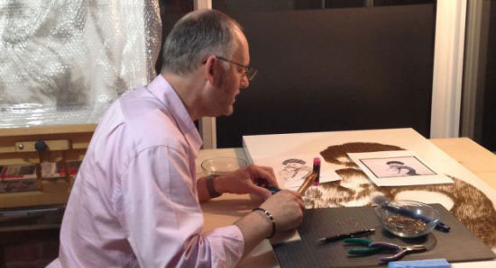 英艺术家用3万枚钉子制作名人肖像