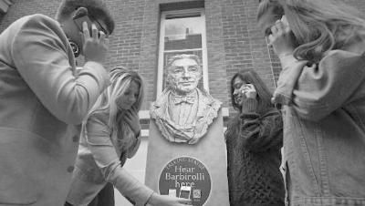 英国为名人雕塑配“独白”