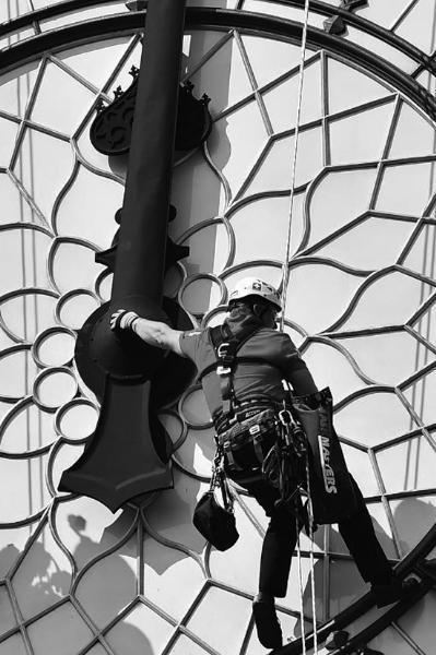 “蜘蛛人”在清洗大本钟