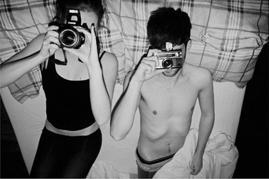 女摄影师拍自己的床伴